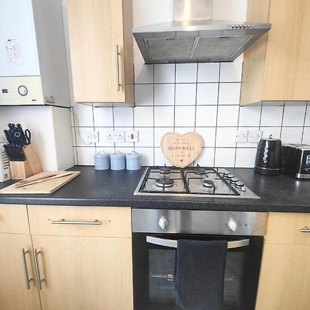 Lovely 3 Bedroom Serviced Apartment In Leytonstone Лондон Екстериор снимка