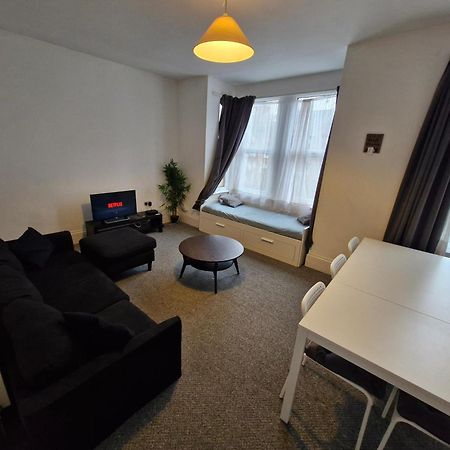 Lovely 3 Bedroom Serviced Apartment In Leytonstone Лондон Екстериор снимка