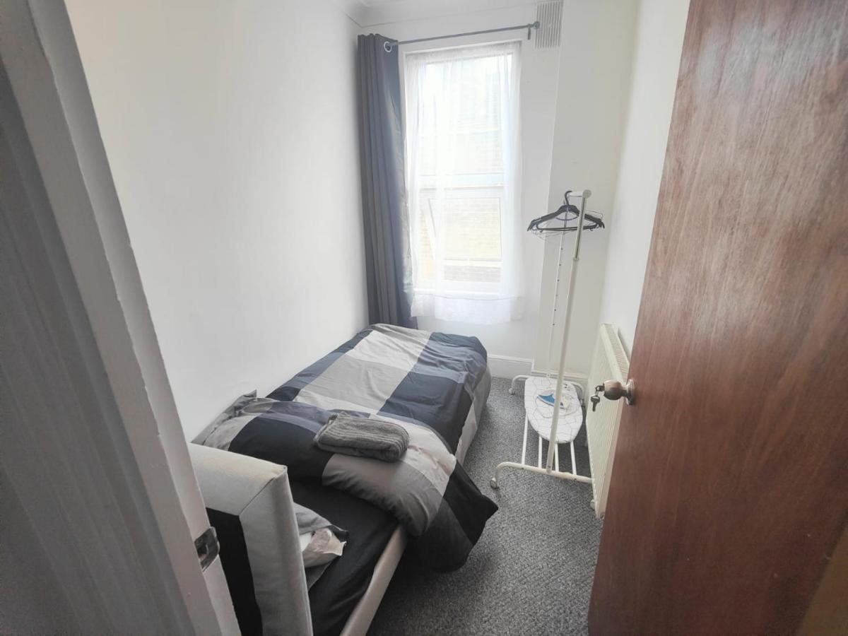 Lovely 3 Bedroom Serviced Apartment In Leytonstone Лондон Екстериор снимка