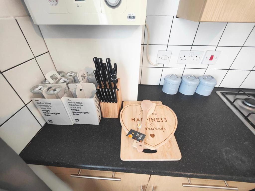 Lovely 3 Bedroom Serviced Apartment In Leytonstone Лондон Екстериор снимка