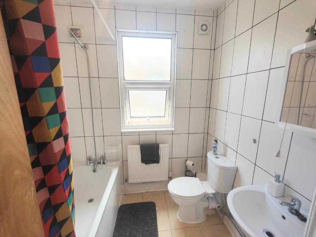 Lovely 3 Bedroom Serviced Apartment In Leytonstone Лондон Екстериор снимка