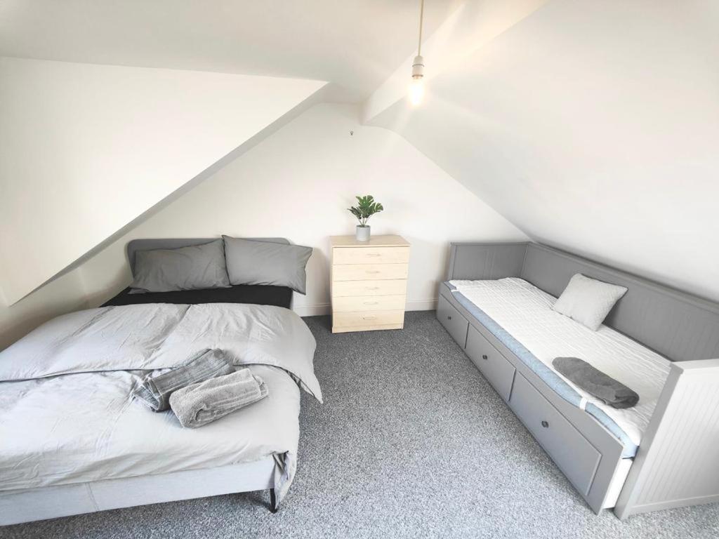 Lovely 3 Bedroom Serviced Apartment In Leytonstone Лондон Екстериор снимка