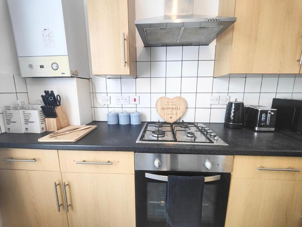 Lovely 3 Bedroom Serviced Apartment In Leytonstone Лондон Екстериор снимка