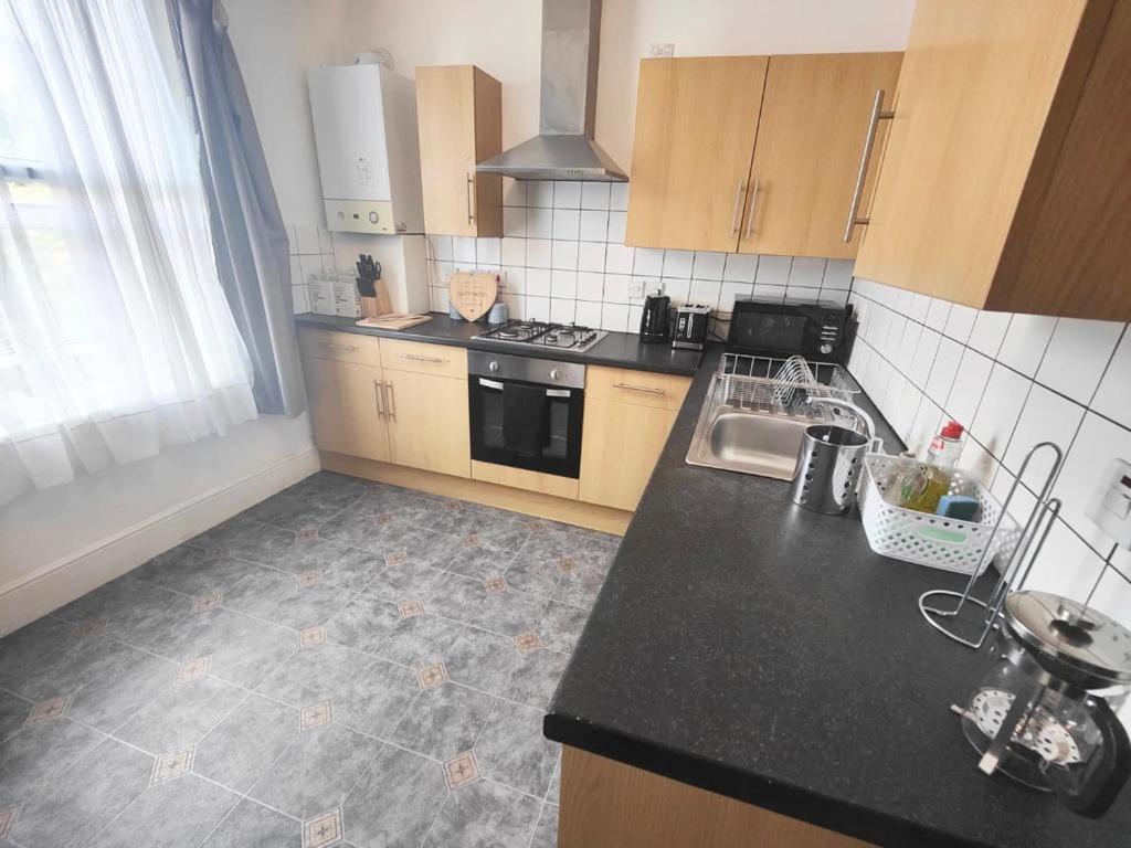 Lovely 3 Bedroom Serviced Apartment In Leytonstone Лондон Екстериор снимка