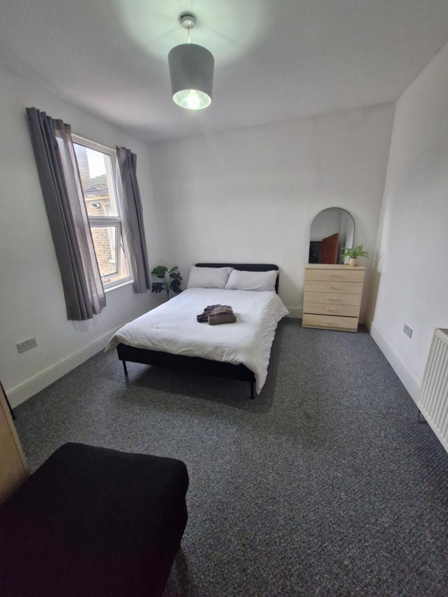 Lovely 3 Bedroom Serviced Apartment In Leytonstone Лондон Екстериор снимка