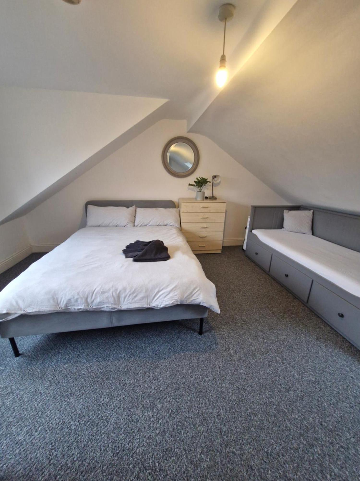 Lovely 3 Bedroom Serviced Apartment In Leytonstone Лондон Екстериор снимка
